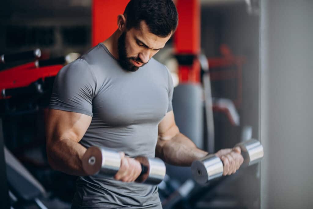 man doing dumbbell bicep curls