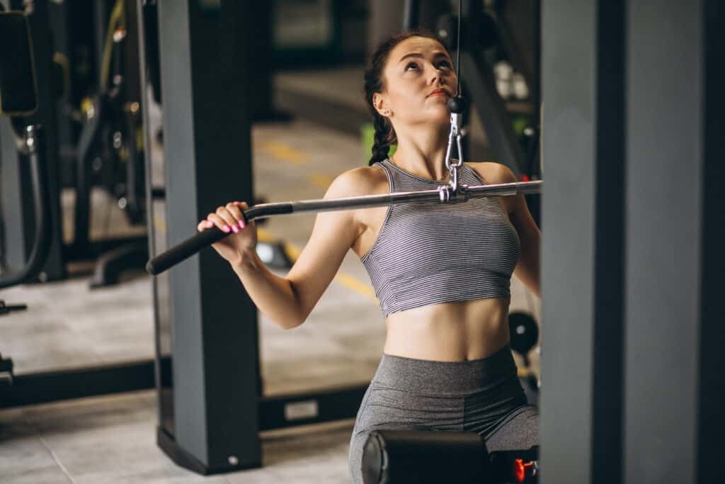 woman doing lat pulldown