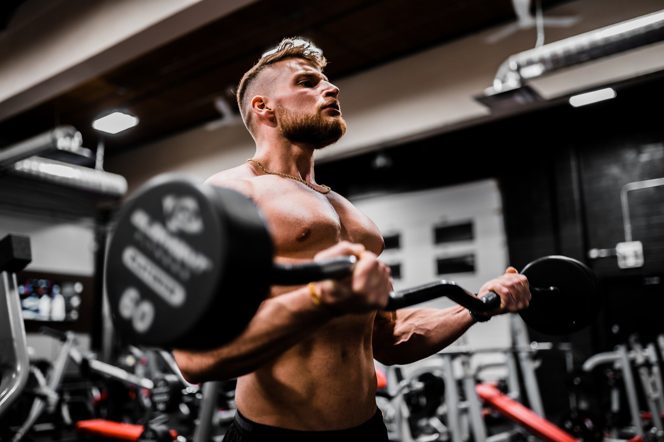 man doing ez bar curl