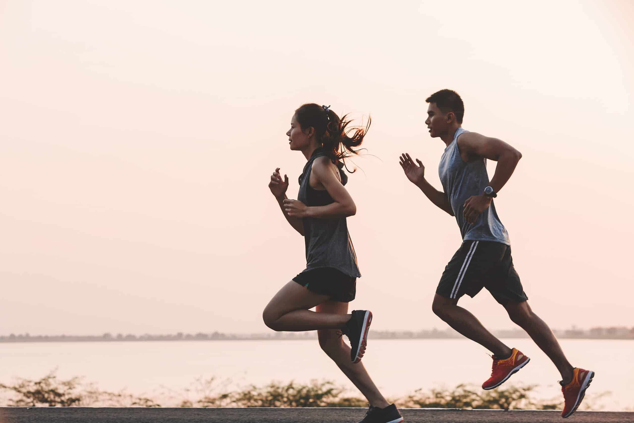 Ve run. Парень и девушка бегут. Девушка бежит. Бегущая пара. Парень и девушка убегают.