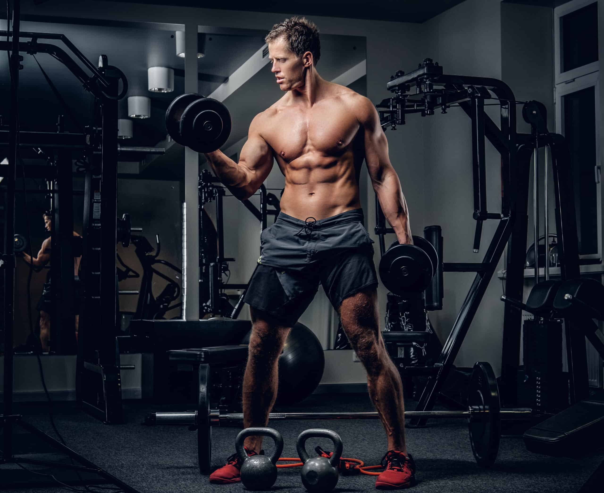 man doing alternating bicep curls