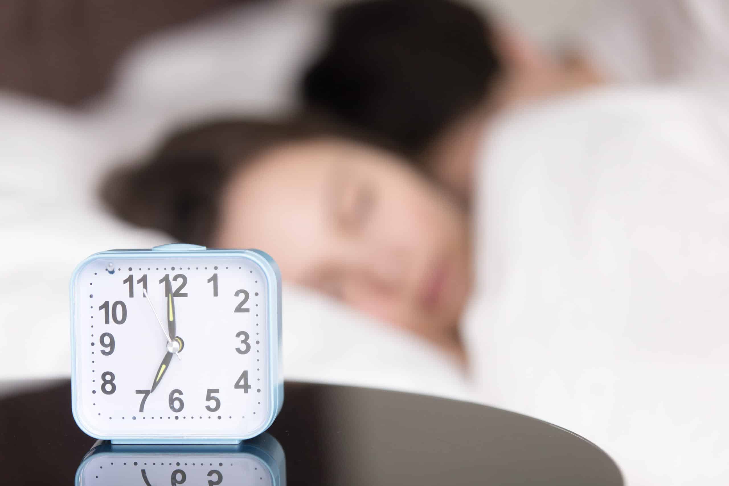 Регулярный сон картинки. A woman is setting the Alarm Clock in her Bedroom. Wake up in the seconds. Сон перед пробуждением